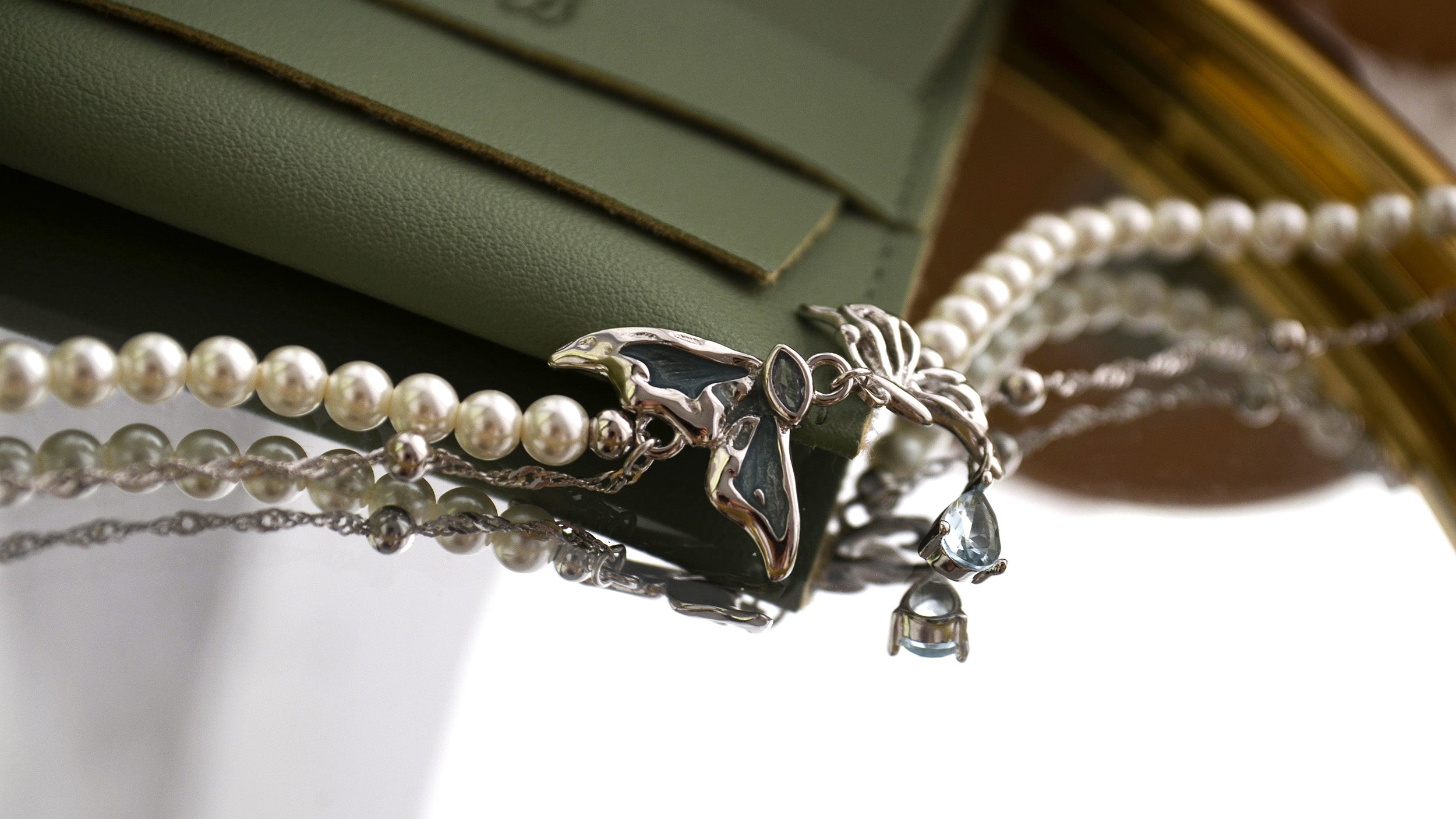 Bratara din Argint Reins, cu pietre semi-pretioase din Zirconiu albastru si perle de apa dulce, vedere in detaliu fluture - 02R01-0004