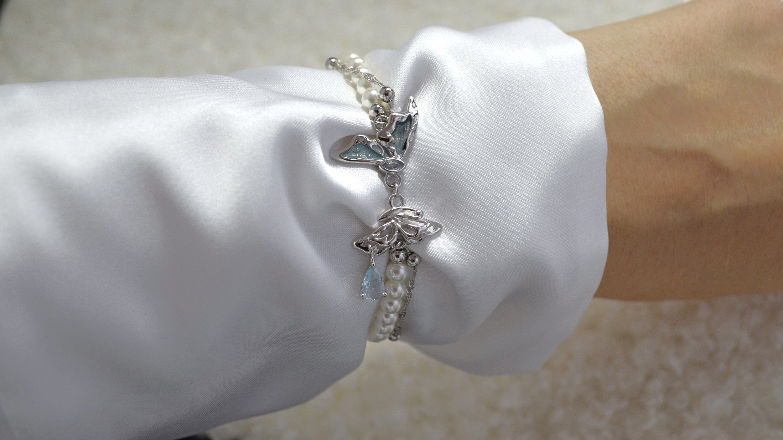 Bratara din Argint Reins, cu pietre semi-pretioase din Zirconiu albastru si perle de apa dulce, vedere pe model - 02R01-0004