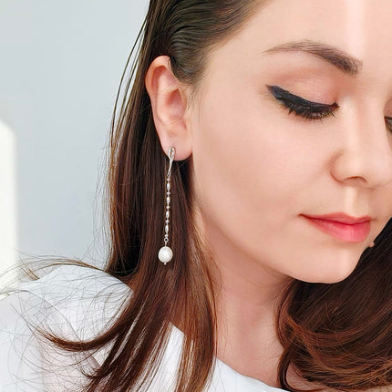 Cercei din Argint Reins, asimetrici, cu perla, vedere pe model parte perla 03R01-0016