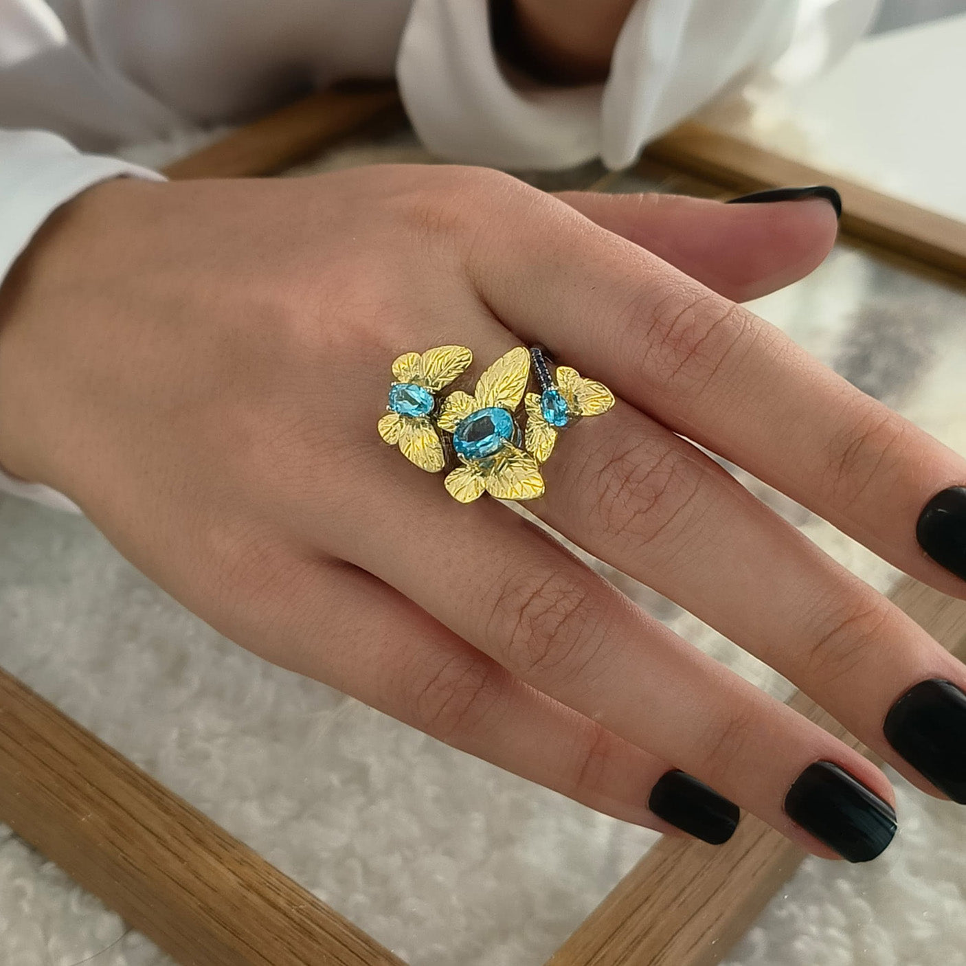 Inel din Argint Reins cu pietre semipretioase din Ametist in forma de future – Butterfly vedere pe model 04R01-0008