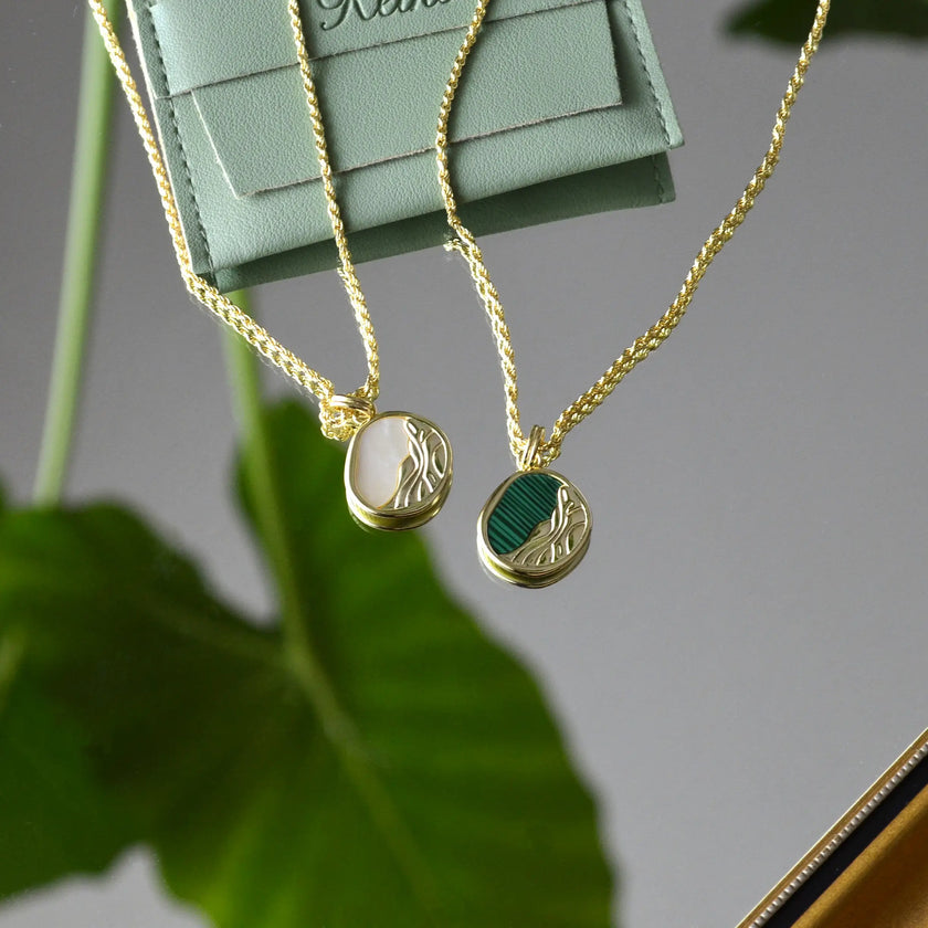 Colier din Argint 925, placat cu aur de 14k , Bijuterie Reins - colectia Terra Waves cu malachit natural -poza in detaliu ambele coliere