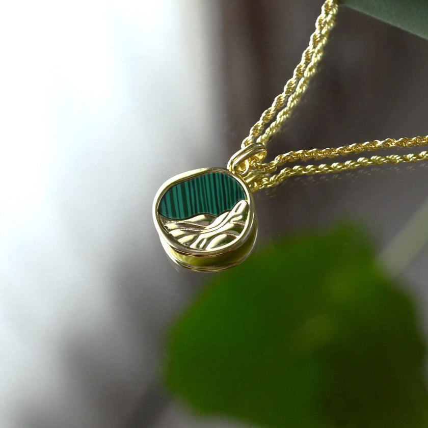 Colier din Argint 925, placat cu aur de 14k , Bijuterie Reins - colectia Terra Waves cu malachit natural -poza in detaliu