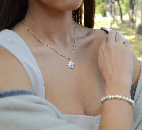 Colier din Argint 925, placat cu aur de 14k 01R01-0041_colier_din_argint_925, Bijuterie Reins - colectia Terra Waves cu sidef natural -poza model Terra Pearl