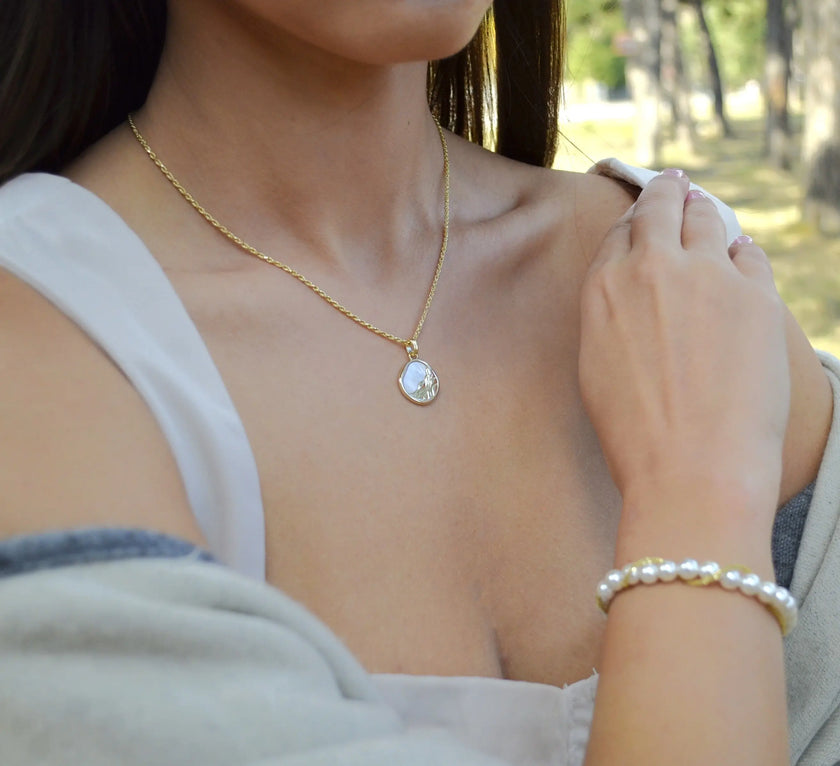 Colier din Argint 925, placat cu aur de 14k 01R01-0041_colier_din_argint_925, Bijuterie Reins - colectia Terra Waves cu sidef natural -poza model Terra Pearl