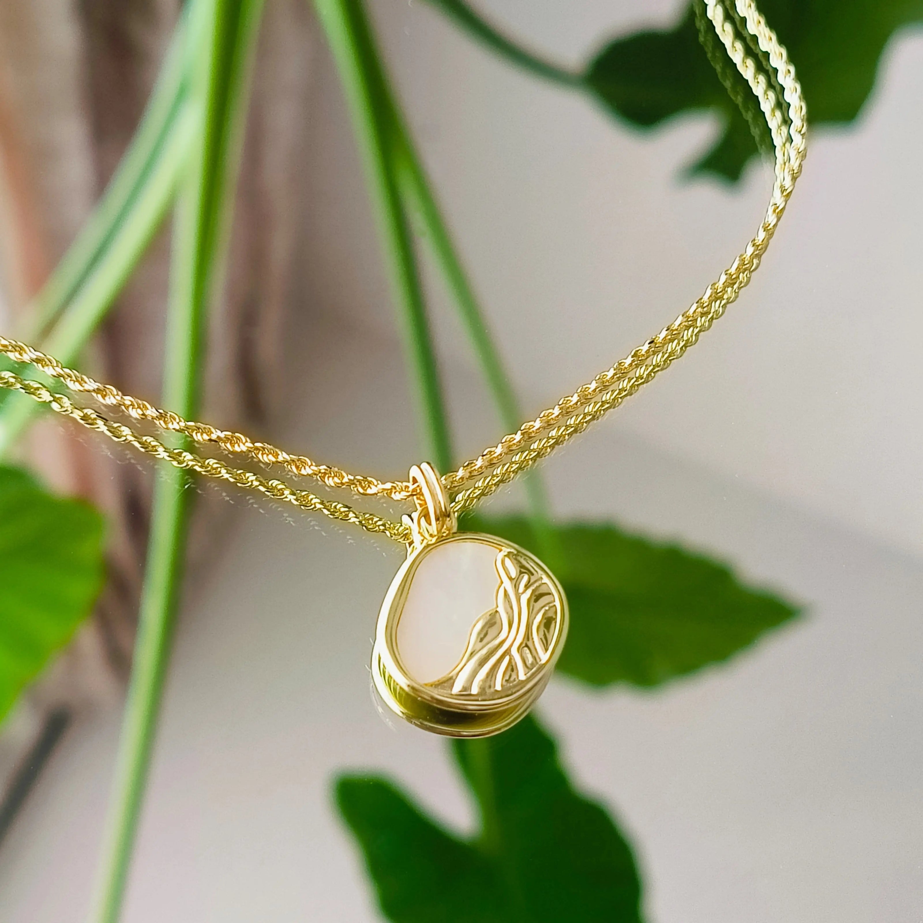 Colier din Argint 925, placat cu aur de 14k , Bijuterie Reins - colectia Terra Waves cu sidef natural -poza in detaliu