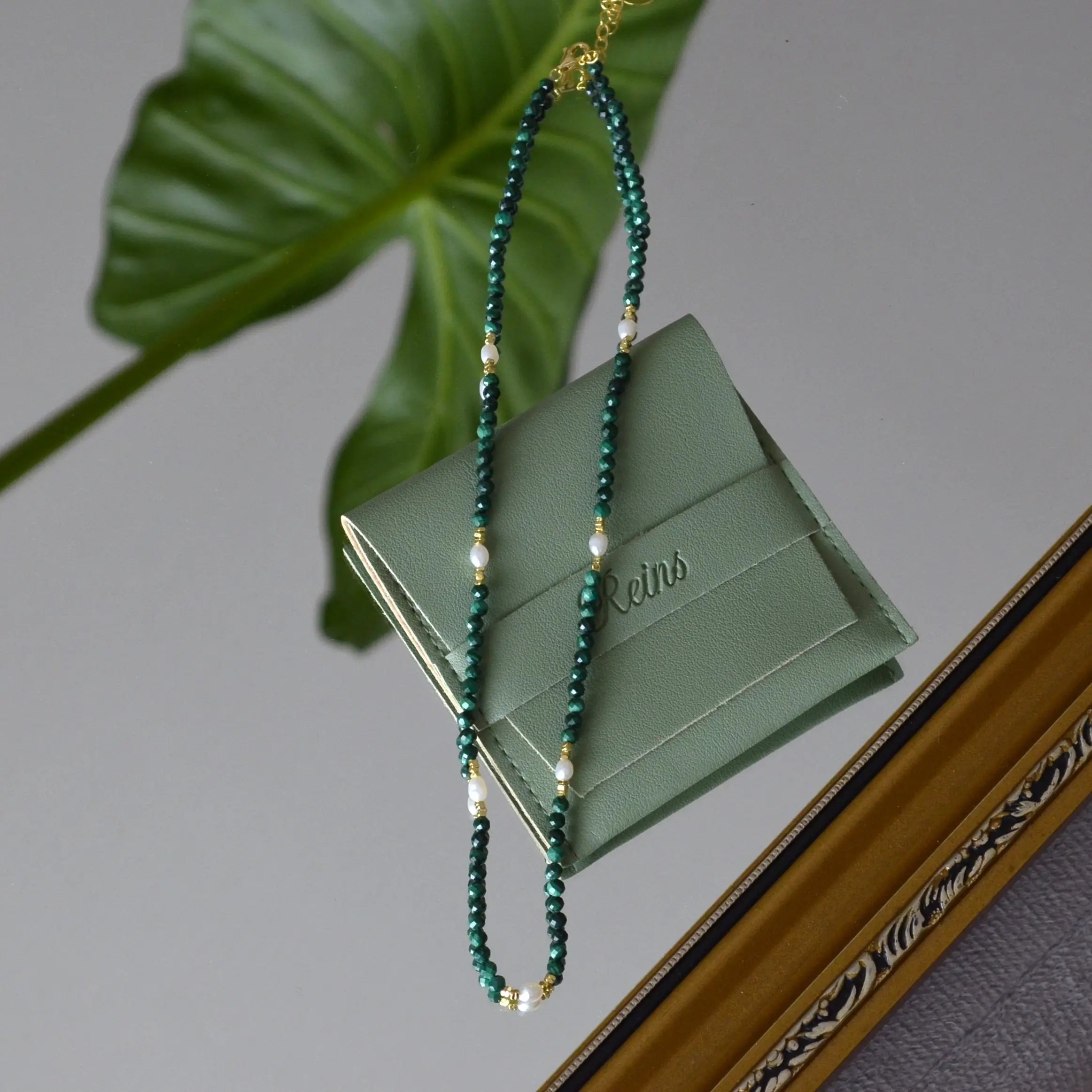 Colier cu pietre semipretioase naturale malachit si perla, inchizatoare din argint 925 placat cu aur de 14k , Bijuterie Reins - colectia Terra Waves cu sidef natural -poza cu vedere in detaliu