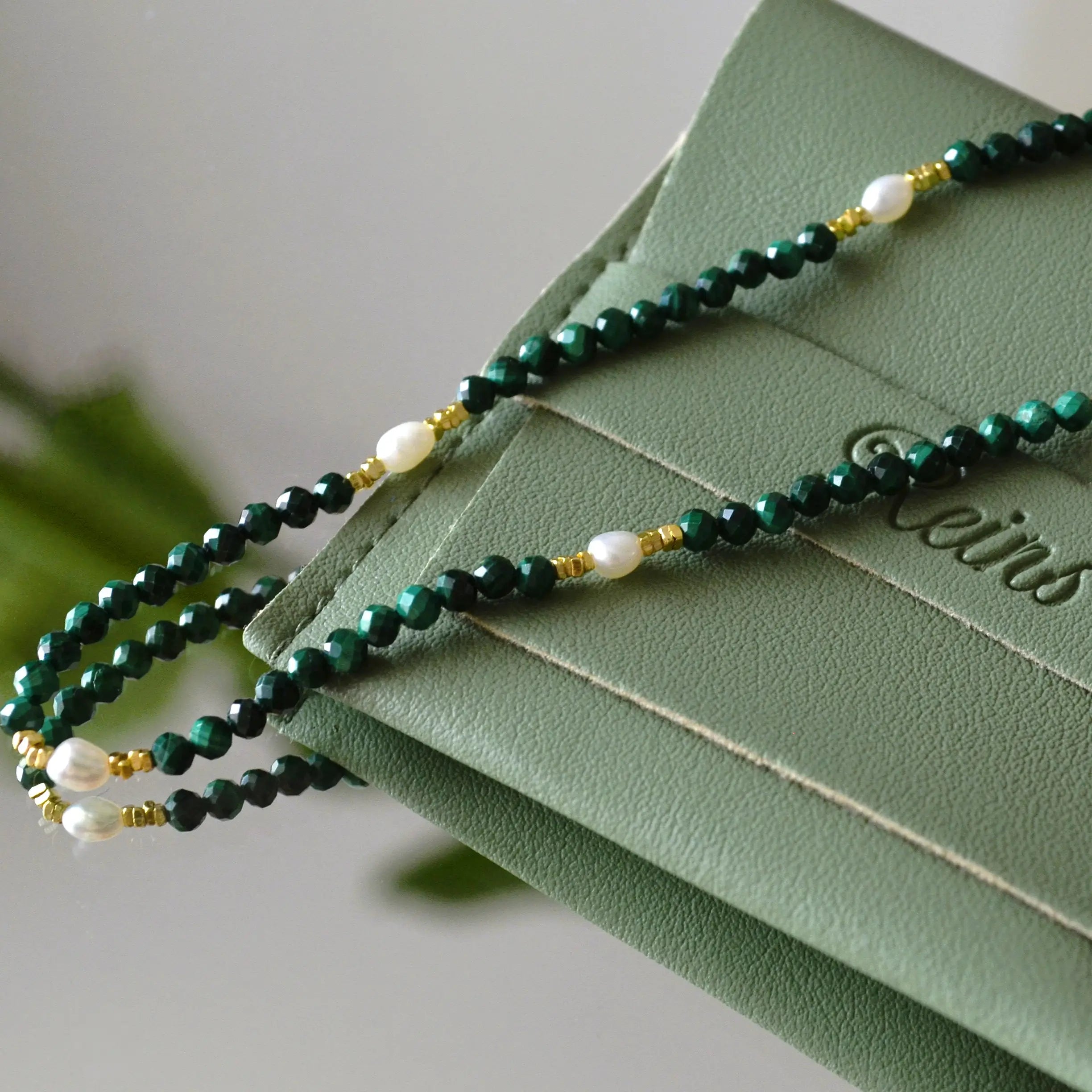 Colier cu pietre semipretioase naturale malachit si perla, inchizatoare din argint 925 placat cu aur de 14k , Bijuterie Reins - colectia Terra Waves cu sidef natural -poza in detaliu