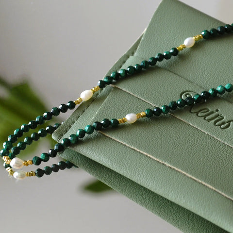 Colier cu pietre semipretioase naturale malachit si perla, inchizatoare din argint 925 placat cu aur de 14k , Bijuterie Reins - colectia Terra Waves cu sidef natural -poza in detaliu
