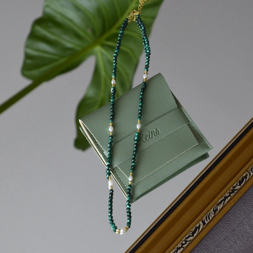 Colier cu pietre semipretioase naturale malachit si perla, inchizatoare din argint 925 placat cu aur de 14k , Bijuterie Reins - colectia Terra Waves cu sidef natural -poza cu vedere in detaliu
