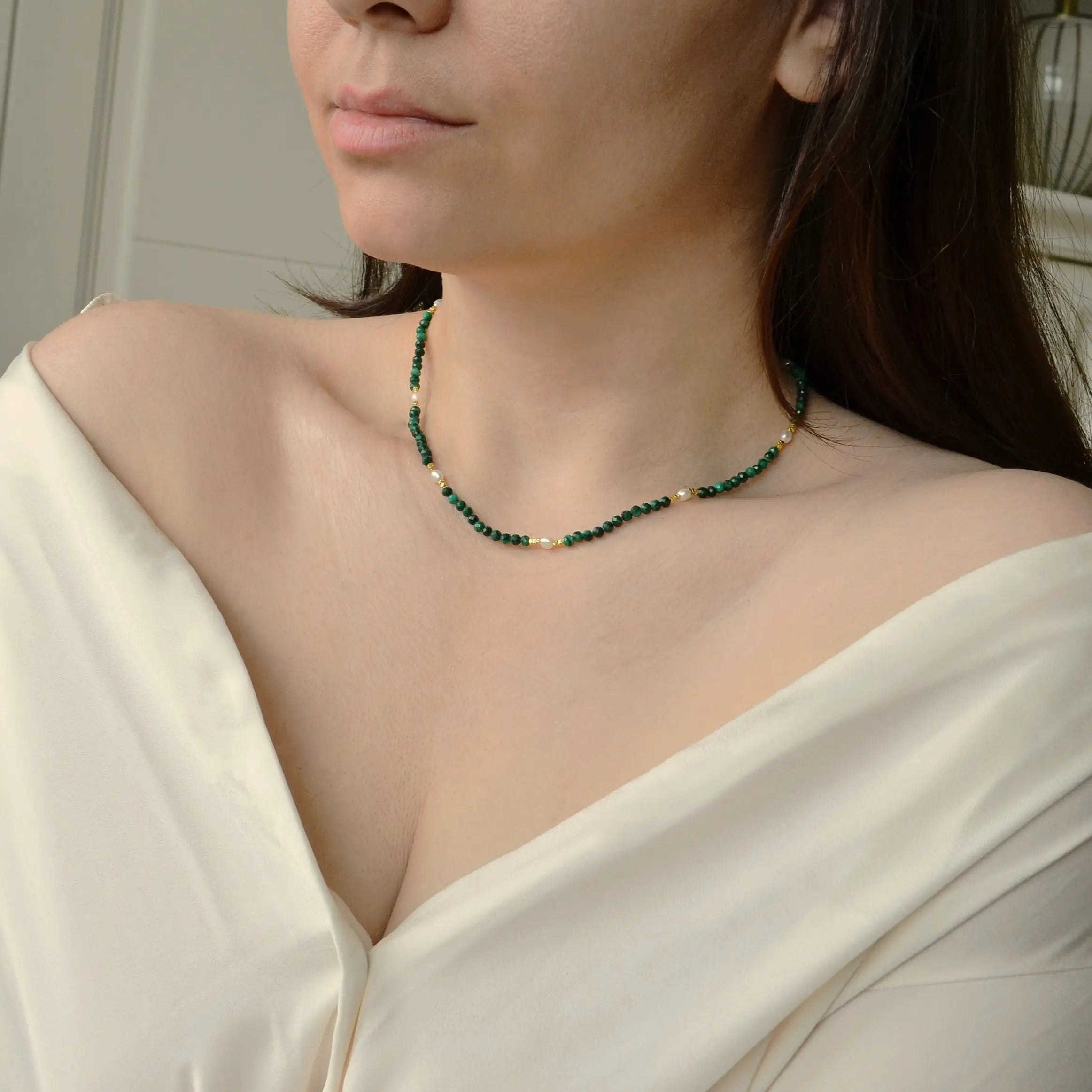 Colier cu pietre semipretioase naturale malachit si perla, inchizatoare din argint 925 placat cu aur de 14k , Bijuterie Reins - colectia Terra Waves cu sidef natural -poza model