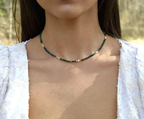 Colier cu pietre semipretioase naturale malachit si perla, inchizatoare din argint 925 placat cu aur de 14k , Bijuterie Reins - colectia Terra Waves cu sidef natural -poza model Forest