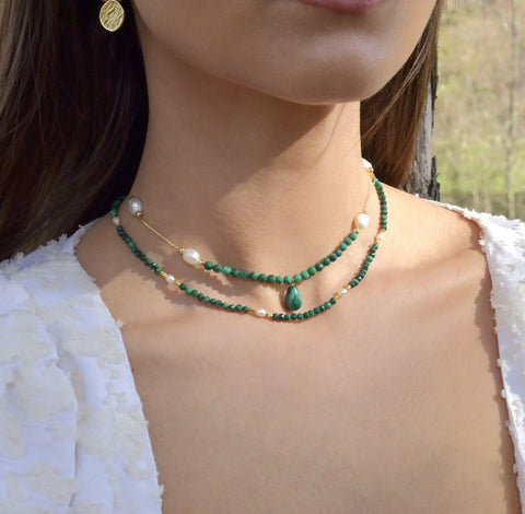 Colier cu pietre semipretioase naturale malachit si perla, inchizatoare din argint 925 placat cu aur de 14k , Bijuterie Reins - colectia Terra Waves cu sidef natural -poza model Set Coliere