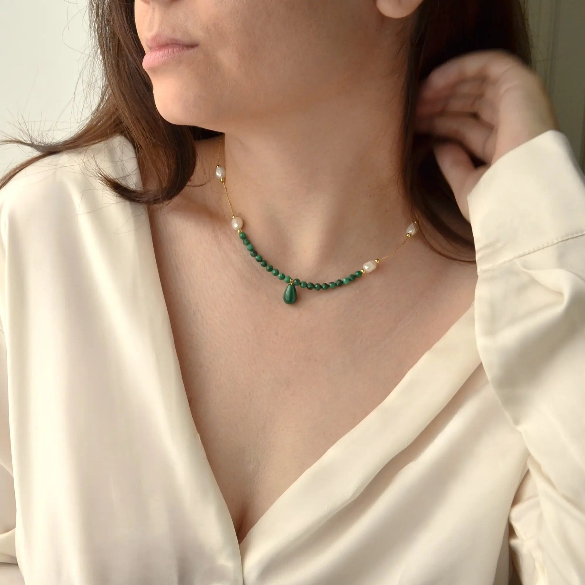 Colier cu pietre semipretioase naturale malachit si perla, Bijuterie Reins - colectia Terra Waves cu sidef si malachit natural -poza model