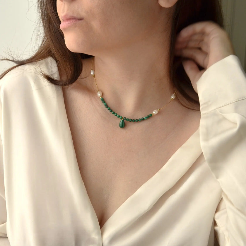 Colier cu pietre semipretioase naturale malachit si perla, Bijuterie Reins - colectia Terra Waves cu sidef si malachit natural -poza model