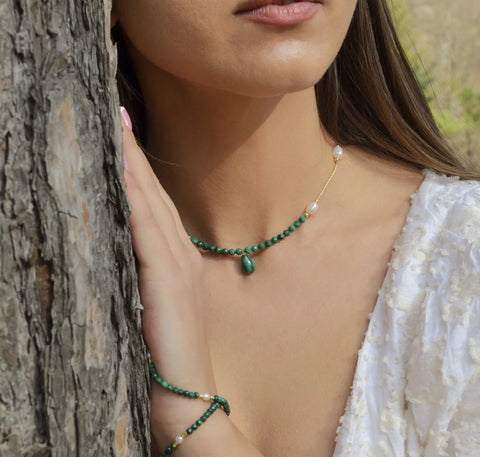 Colier cu pietre semipretioase naturale malachit si perla, Bijuterie Reins - colectia Terra Waves cu sidef si malachit natural -poza model Sunny