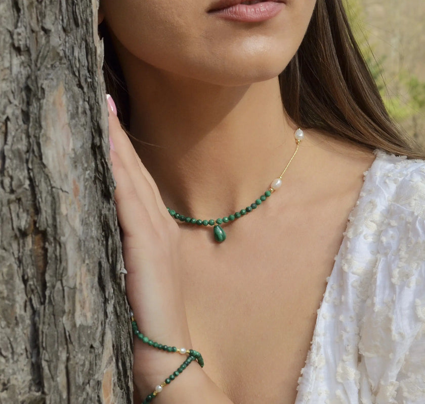 Colier cu pietre semipretioase naturale malachit si perla, Bijuterie Reins - colectia Terra Waves cu sidef si malachit natural -poza model Sunny