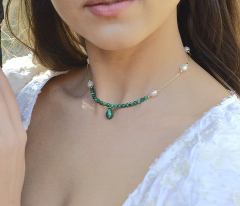 Colier cu pietre semipretioase naturale malachit si perla, Bijuterie Reins - colectia Terra Waves cu sidef si malachit natural -poza model Aestethic