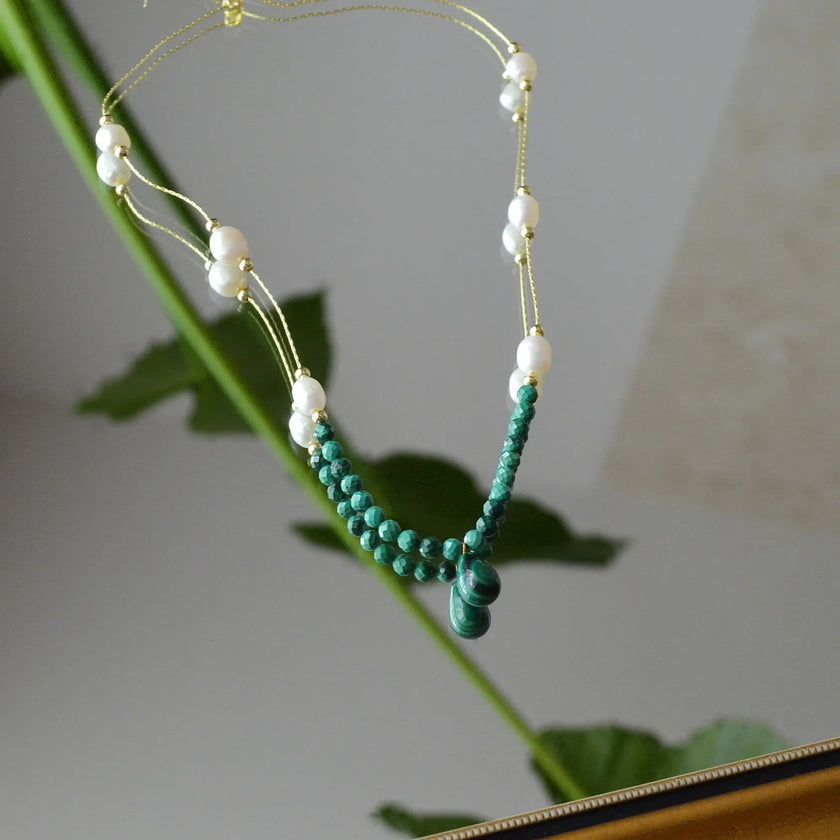 Colier cu pietre semipretioase naturale malachit si perla, Bijuterie Reins - colectia Terra Waves cu sidef si malachit natural -poza in detaliu 2
