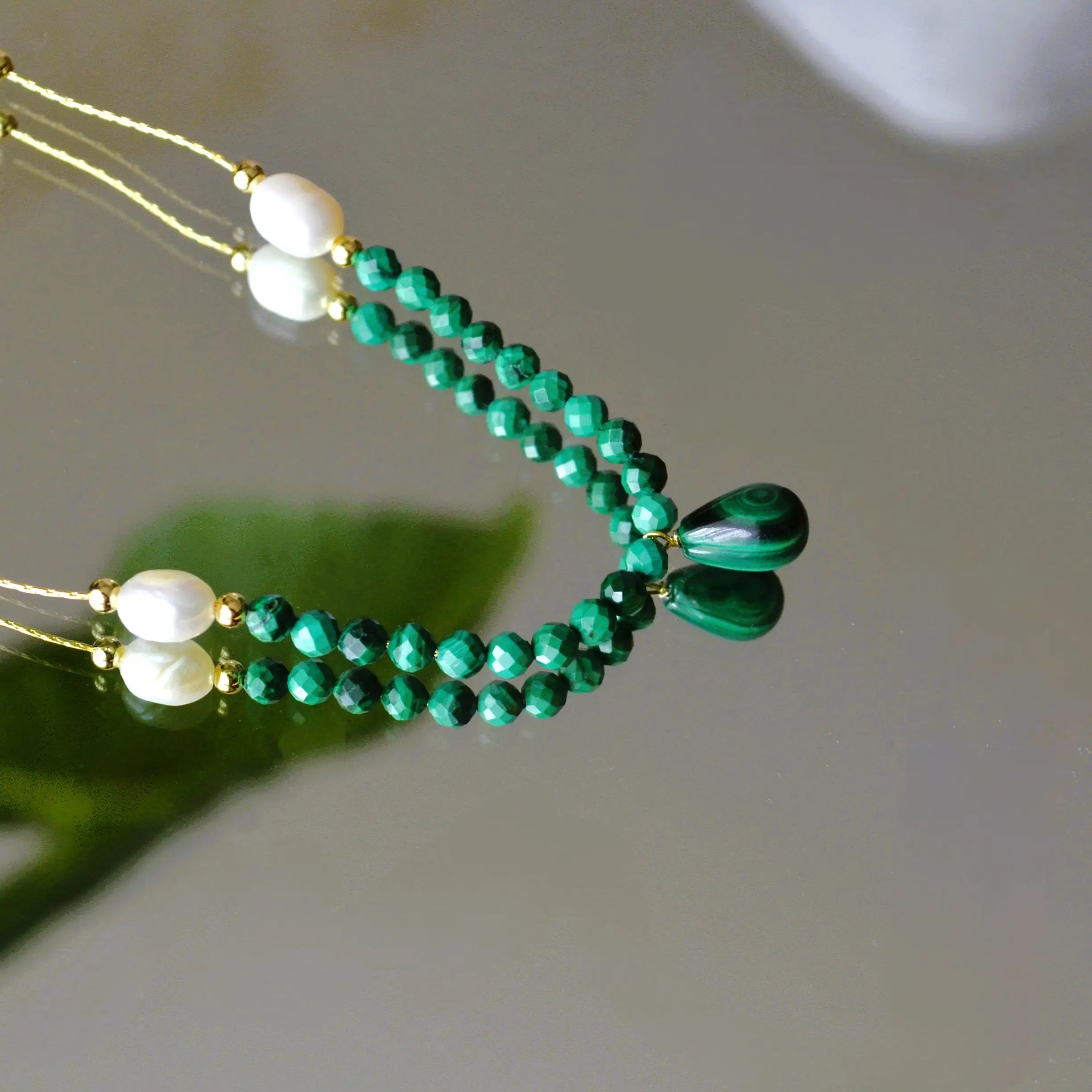 Colier cu pietre semipretioase naturale malachit si perla, Bijuterie Reins - colectia Terra Waves cu sidef si malachit natural -poza in detaliu 1