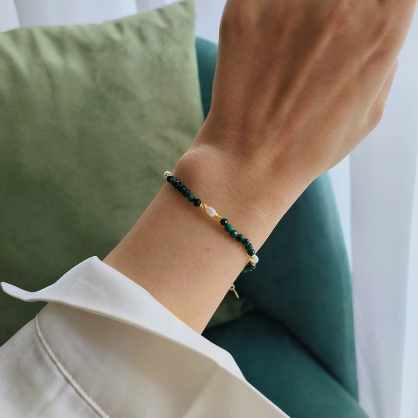 Bratara reglabila cu inchidere din argint 925, placat cu aur de 14k. Pietre semipretioase naturale precum Malachit si Perle , cu elemente din argint. Colectia Terra Wave de la Reins. 02R01-0006 - cu vedere pe model 1