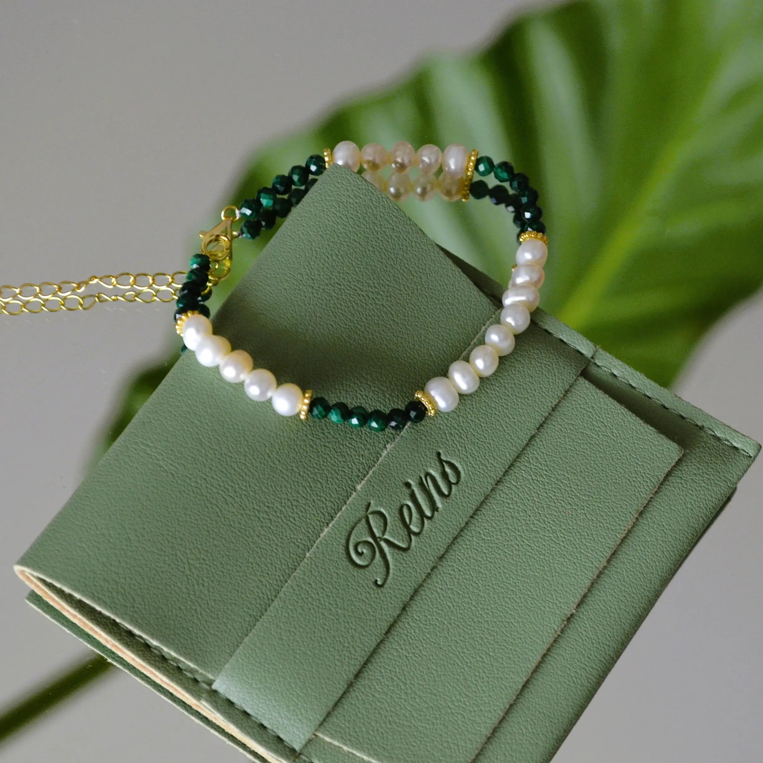 Bratara Verdan Balance din argint 925 cu pietre semipretioase din malachit si perla. Colectia Terra Waves by Reins. Bratara reglabila 02R01-0008 cu vedere in detaliu 2