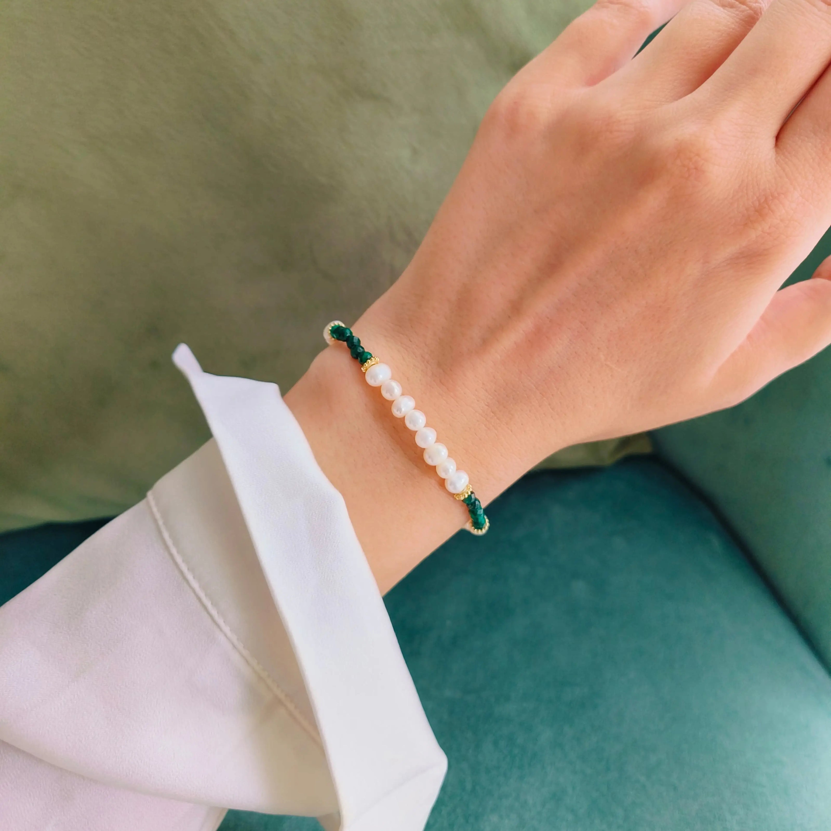 Bratara Verdan Balance din argint 925 cu pietre semipretioase din malachit si perla. Colectia Terra Waves by Reins. Bratara reglabila 02R01-0008 cu vedere pe model 1