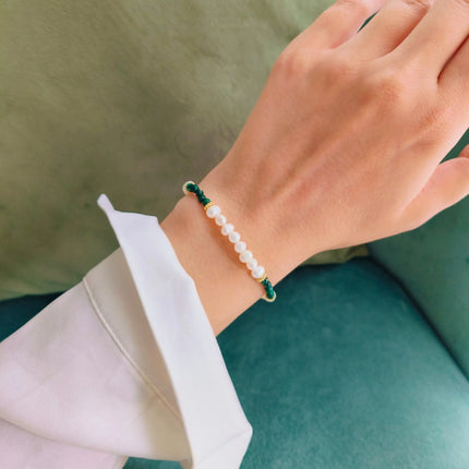 Bratara Verdan Balance din argint 925 cu pietre semipretioase din malachit si perla. Colectia Terra Waves by Reins. Bratara reglabila 02R01-0008 cu vedere pe model 1