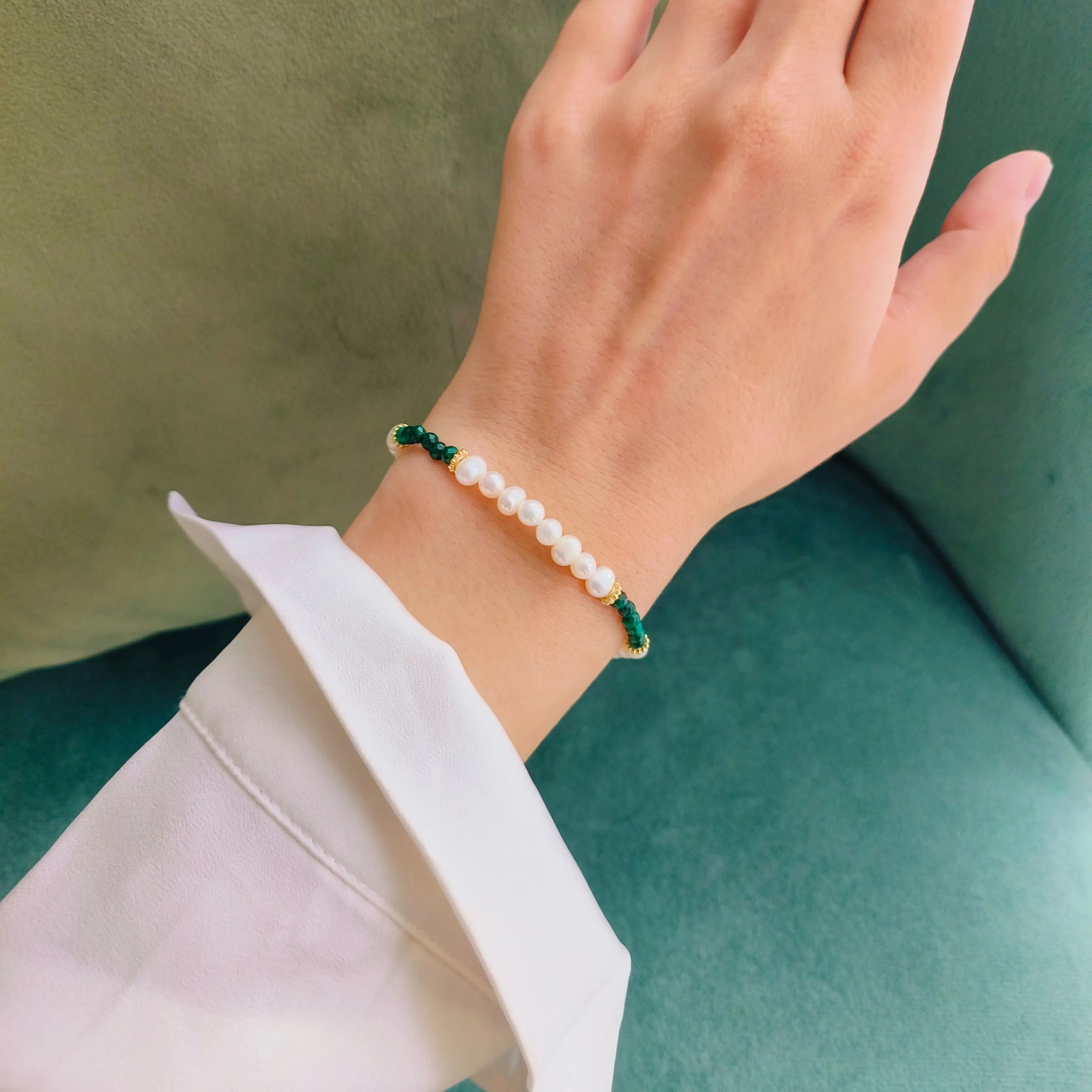 Bratara Verdan Balance din argint 925 cu pietre semipretioase din malachit si perla. Colectia Terra Waves by Reins. Bratara reglabila 02R01-0008 cu vedere  pe model