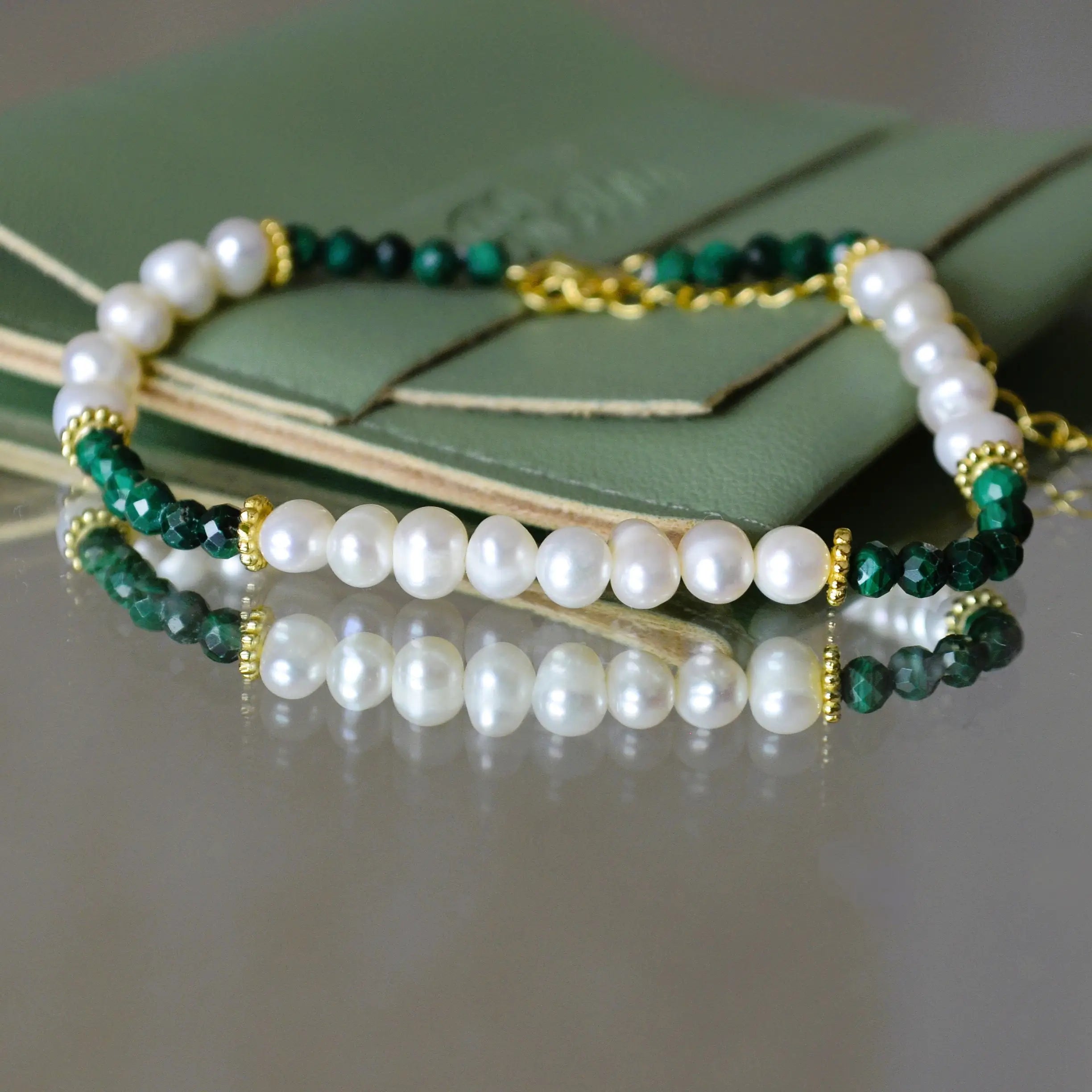 Bratara Verdan Balance din argint 925 cu pietre semipretioase din malachit si perla. Colectia Terra Waves by Reins. Bratara reglabila 02R01-0008 cu vedere in detaliu