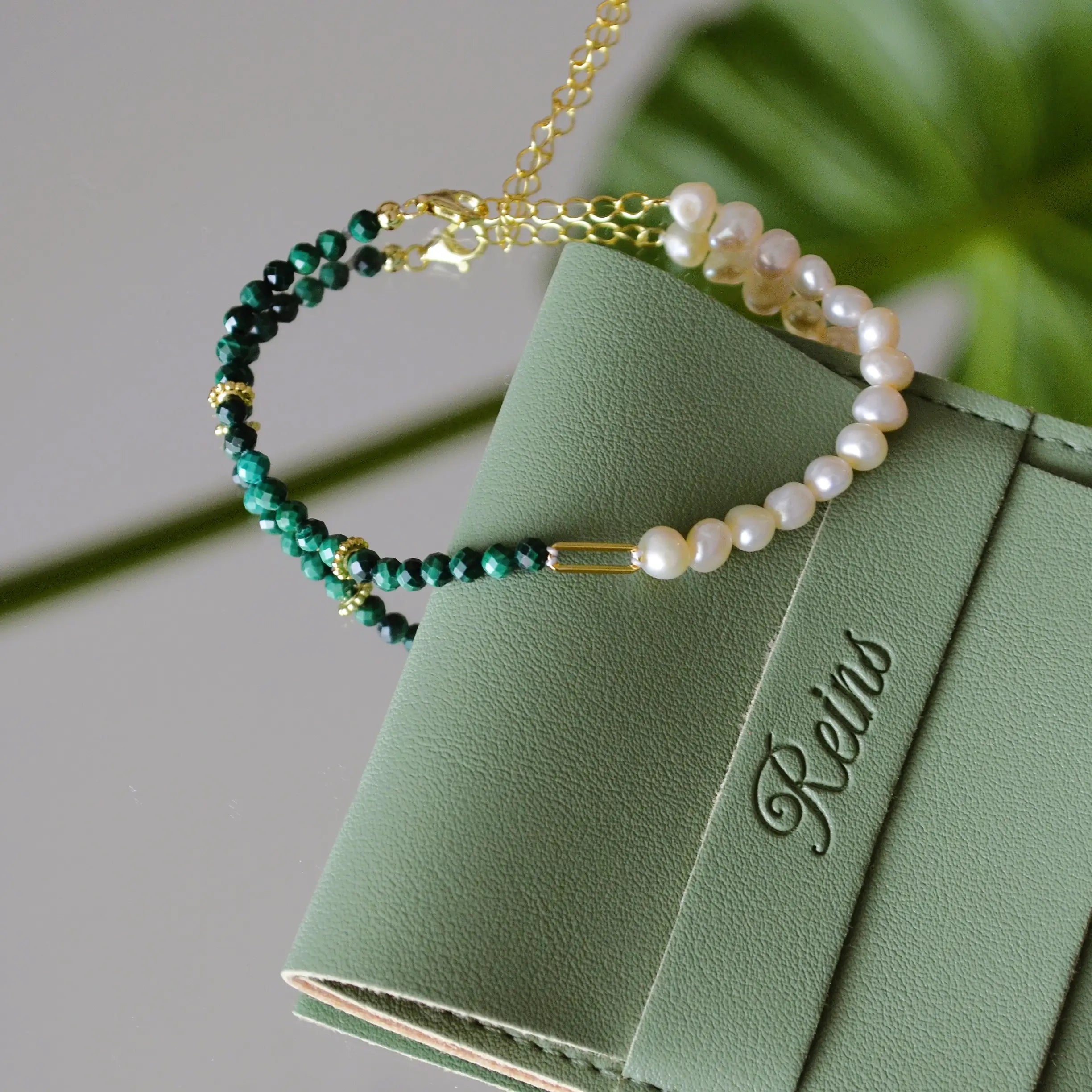 Bratara Wave Balance din argint 925 cu pietre semipretioase din malachit si perla. Colectia Terra Waves by Reins. Bratara reglabila 02R01-0007 cu vedere in detaliu 