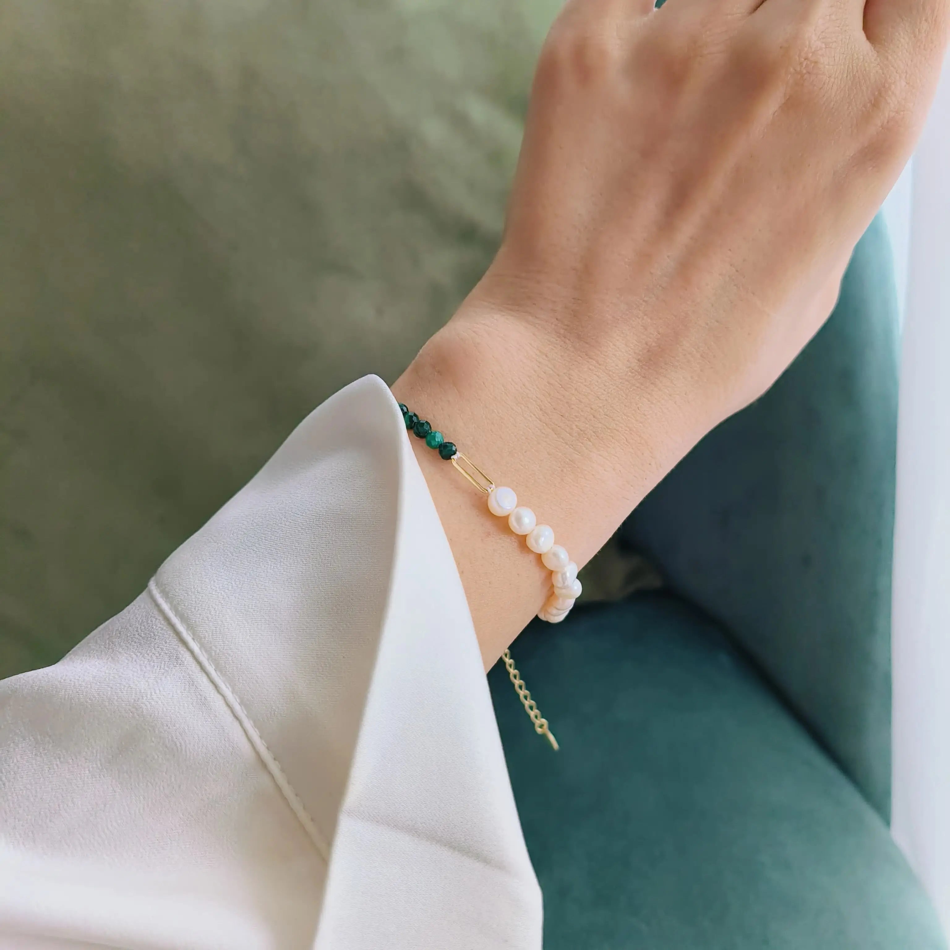 Bratara Wave Balance din argint 925 cu pietre semipretioase din malachit si perla. Colectia Terra Waves by Reins. Bratara reglabila 02R01-0007 cu vedere pe model 