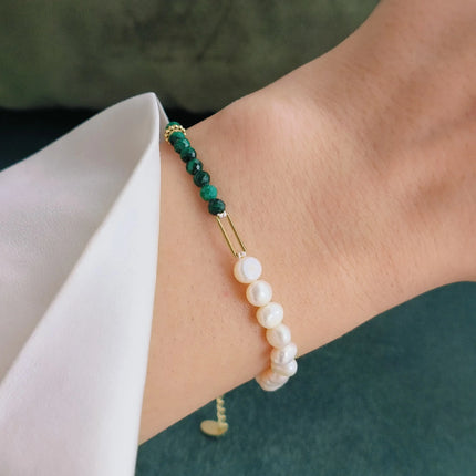 Bratara Wave Balance din argint 925 cu pietre semipretioase din malachit si perla. Colectia Terra Waves by Reins. Bratara reglabila 02R01-0007 cu vedere pe model 1