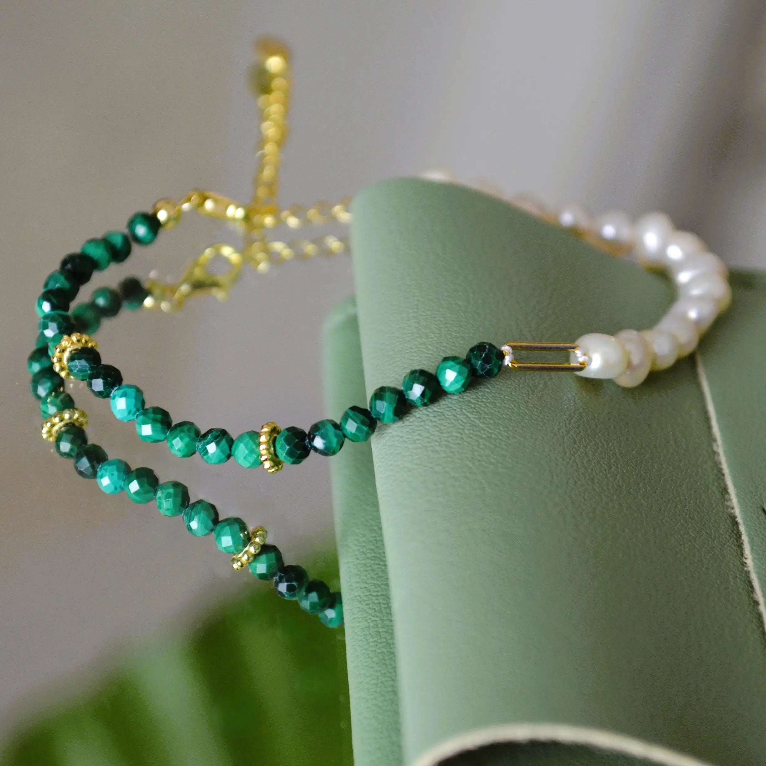 Bratara Wave Balance din argint 925 cu pietre semipretioase din malachit si perla. Colectia Terra Waves by Reins. Bratara reglabila 02R01-0007 cu vedere in detaliu 1