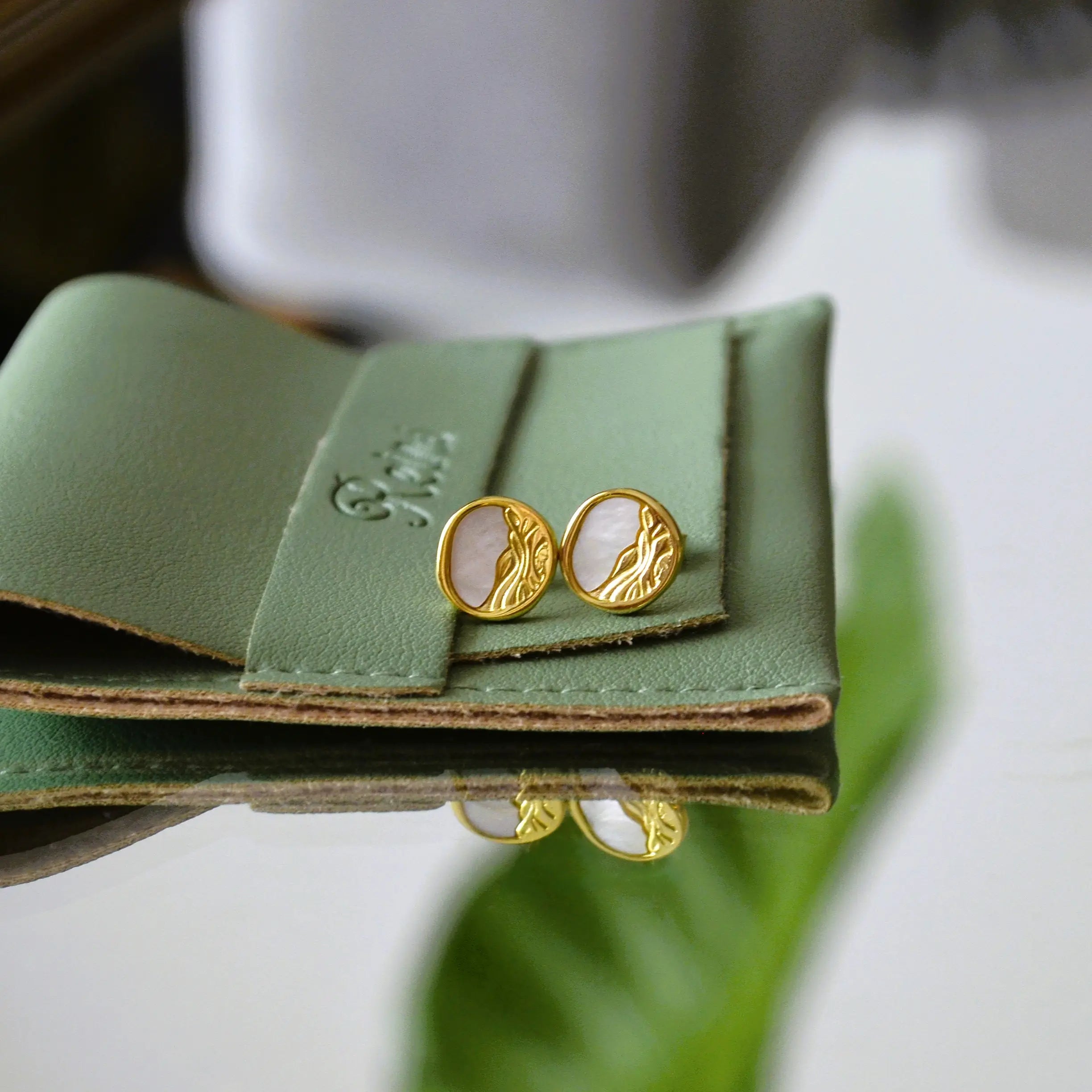 Cercei din Argint 925 - Terra Pearl cu sidef, placat cu aur de 14k  si sistem de inchidere tip fluturas - 03R01-0041 cu vedere in detaliu 