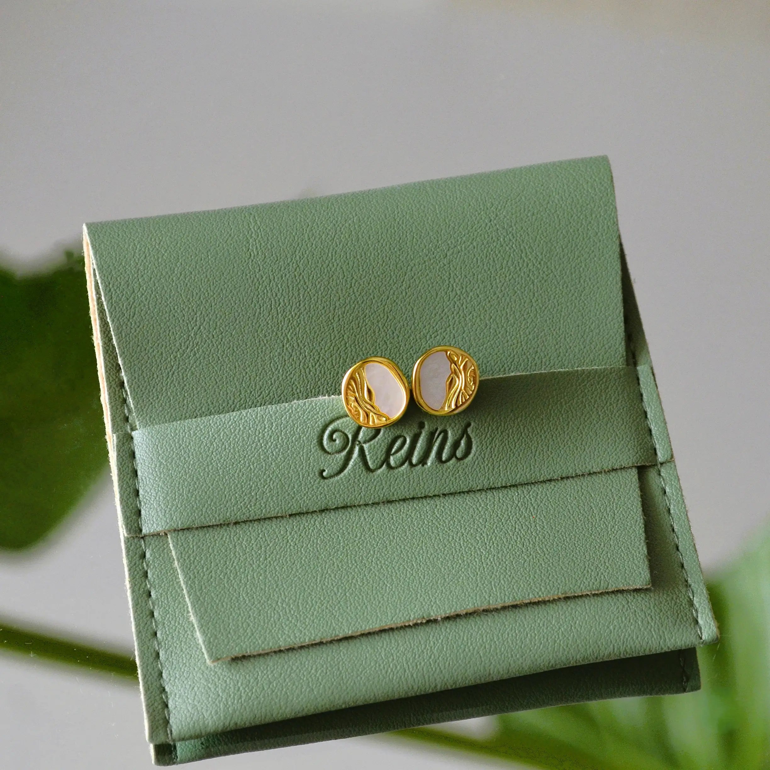 Cercei din Argint 925 - Terra Pearl cu sidef, placat cu aur de 14k  si sistem de inchidere tip fluturas - 03R01-0041 cu vedere in detaliu 1