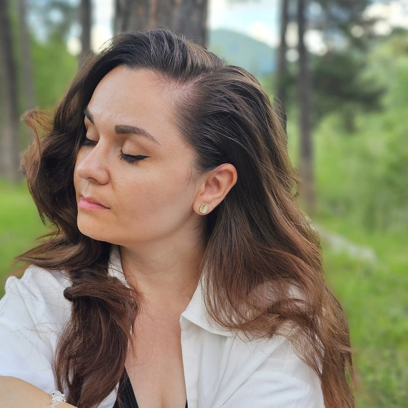 Cercei din Argint 925 - Terra Pearl cu sidef, placat cu aur de 14k  si sistem de inchidere tip fluturas - 03R01-0041 cu vedere pe model 3