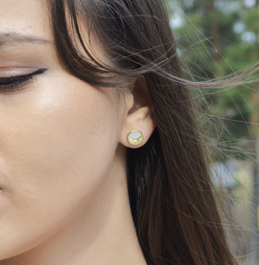 Cercei din Argint 925 - Terra Pearl cu sidef, placat cu aur de 14k  si sistem de inchidere tip fluturas - 03R01-0041 cu vedere pe model 3
