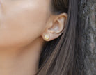 Cercei din Argint 925 - Terra Pearl cu sidef, placat cu aur de 14k  si sistem de inchidere tip fluturas - 03R01-0041 cu vedere model Close up