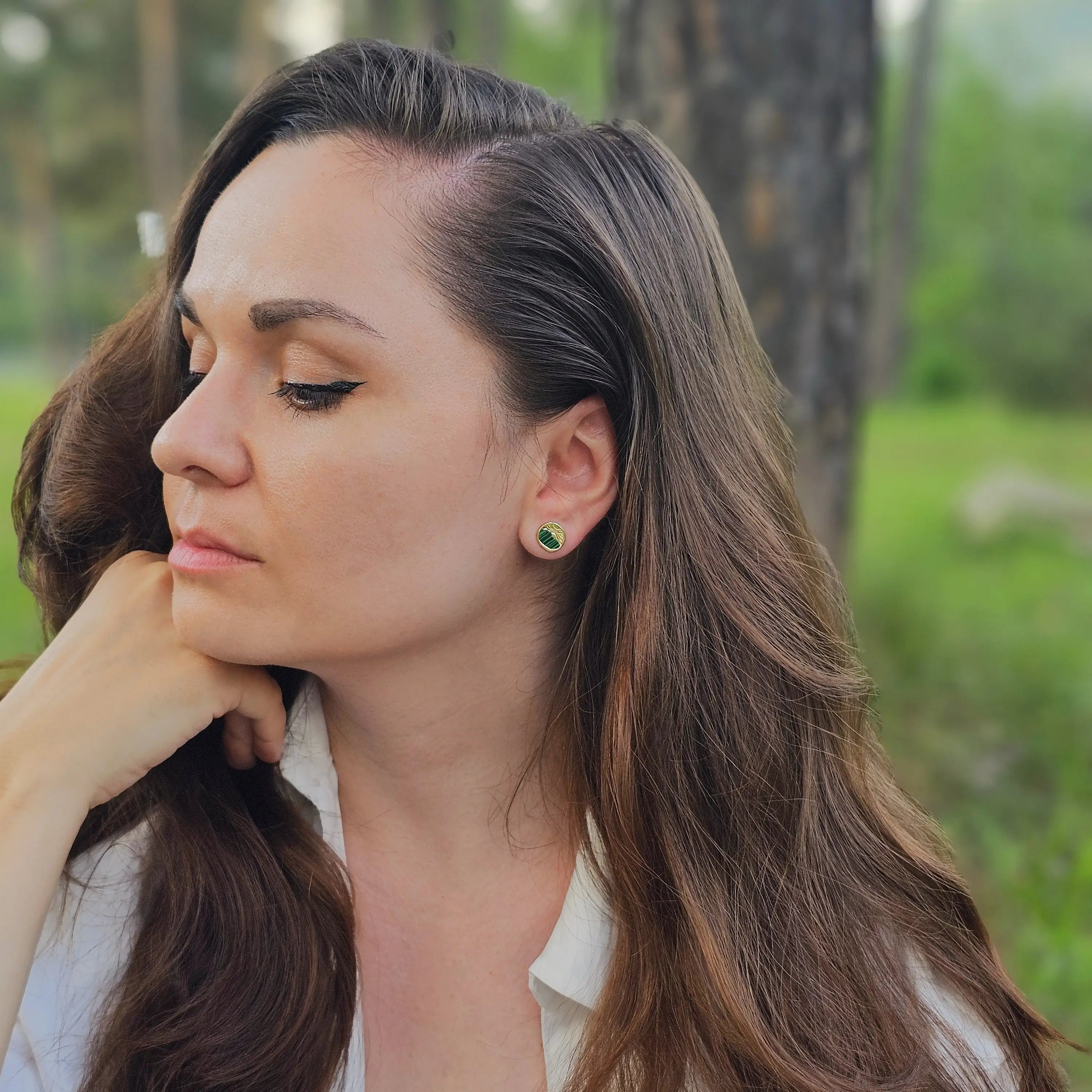 Cercei din Argint 925 - Terra Waves cu malachit, placat cu aur de 14k  si sistem de inchidere tip fluturas - 03R01-0040 cu vedere pe model