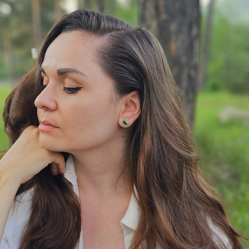 Cercei din Argint 925 - Terra Waves cu malachit, placat cu aur de 14k  si sistem de inchidere tip fluturas - 03R01-0040 cu vedere pe model