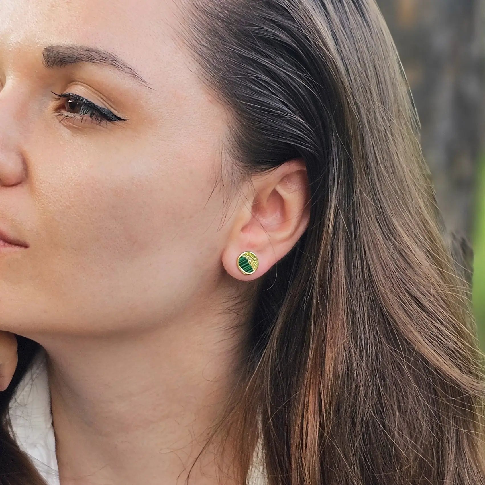 Cercei din Argint 925 - Terra Waves cu malachit, placat cu aur de 14k  si sistem de inchidere tip fluturas - 03R01-0040 cu vedere pe model 2