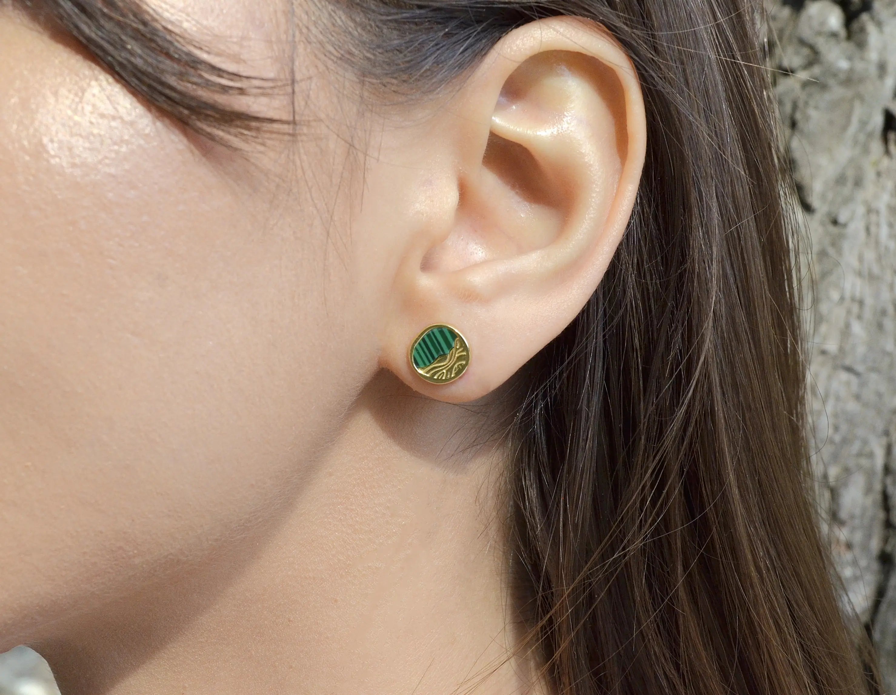 Cercei din Argint 925 - Terra Waves cu malachit, placat cu aur de 14k  si sistem de inchidere tip fluturas - 03R01-0040 cu vedere pe model Close up