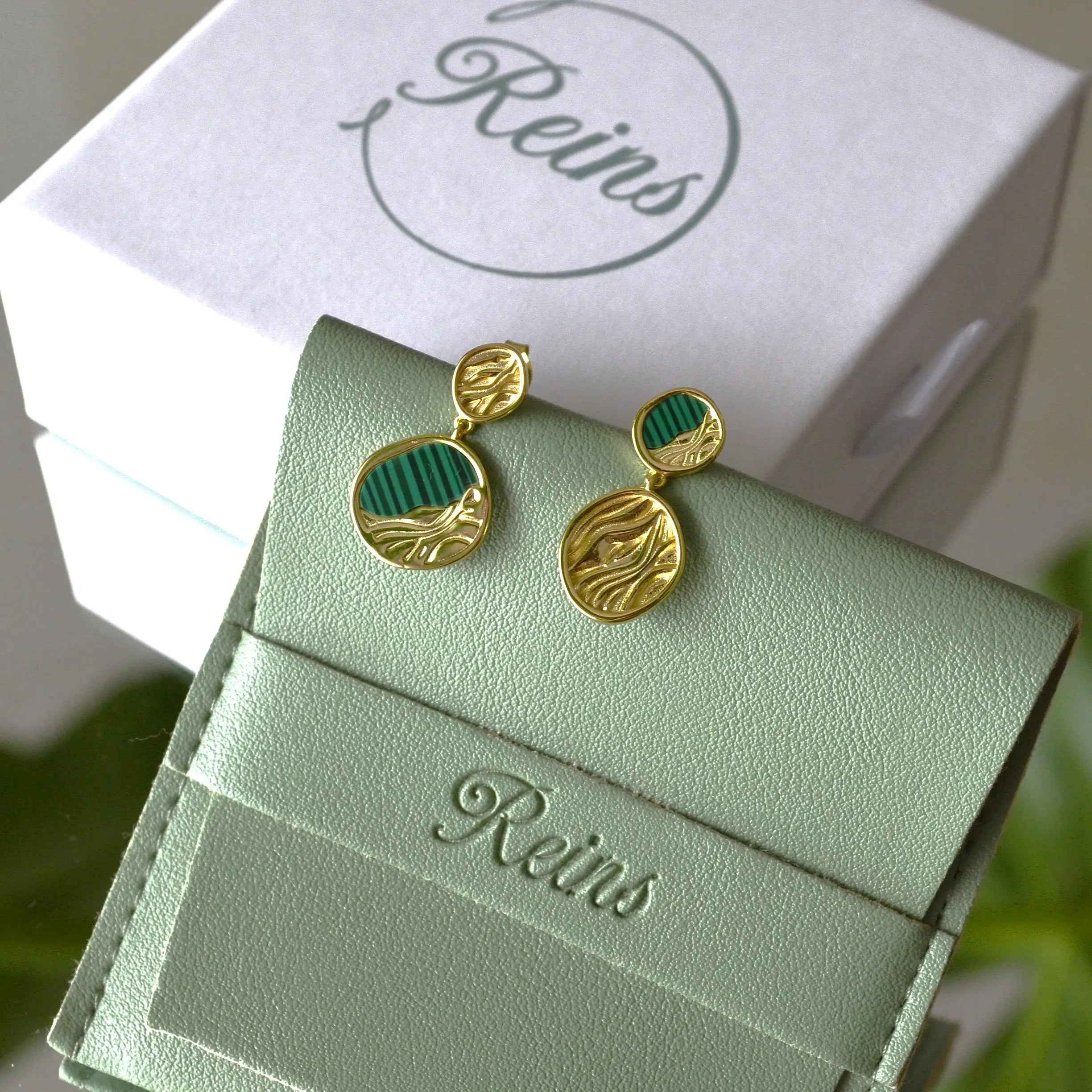 Cercei din Argint 925 - Terra cu Malachit, asimetrici- placat cu aur de 14k  si sistem de inchidere tip fluturas - 03R01-0042 cu vedere in detaliu 