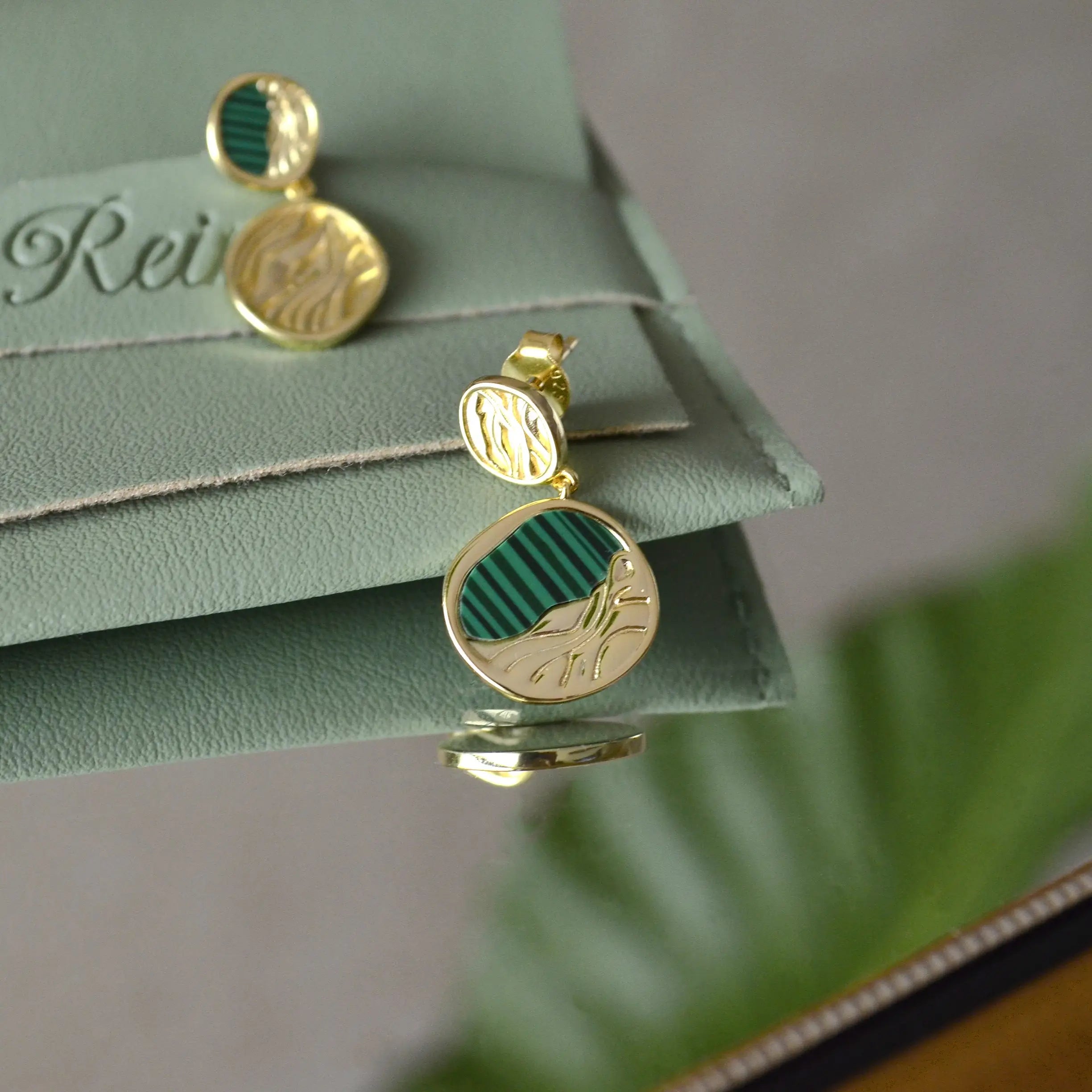 Cercei din Argint 925 - Terra cu Malachit, asimetrici- placat cu aur de 14k  si sistem de inchidere tip fluturas - 03R01-0042 cu vederein detaliu 1