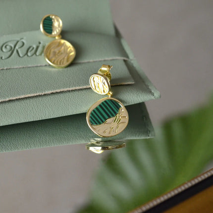 Cercei din Argint 925 - Terra cu Malachit, asimetrici- placat cu aur de 14k  si sistem de inchidere tip fluturas - 03R01-0042 cu vederein detaliu 1