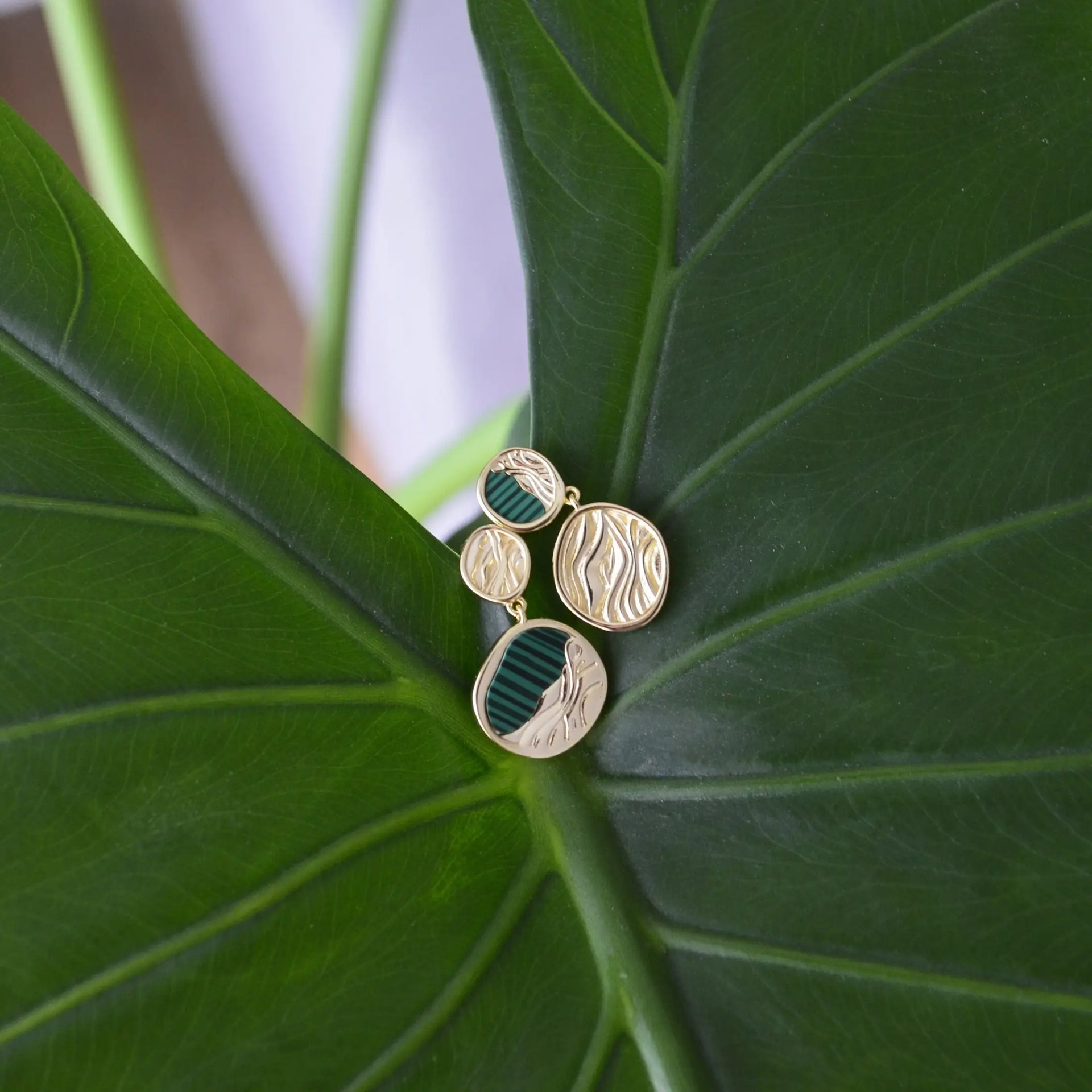 Cercei din Argint 925 - Terra cu Malachit, asimetrici- placat cu aur de 14k  si sistem de inchidere tip fluturas - 03R01-0042 cu vedere in detaliu 2