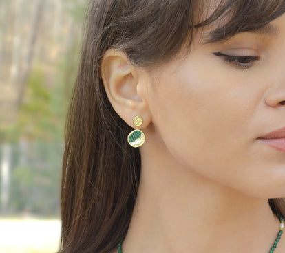 Cercei din Argint 925 - Terra cu Malachit, asimetrici- placat cu aur de 14k  si sistem de inchidere tip fluturas - 03R01-0042 cu vedere model cu malachi