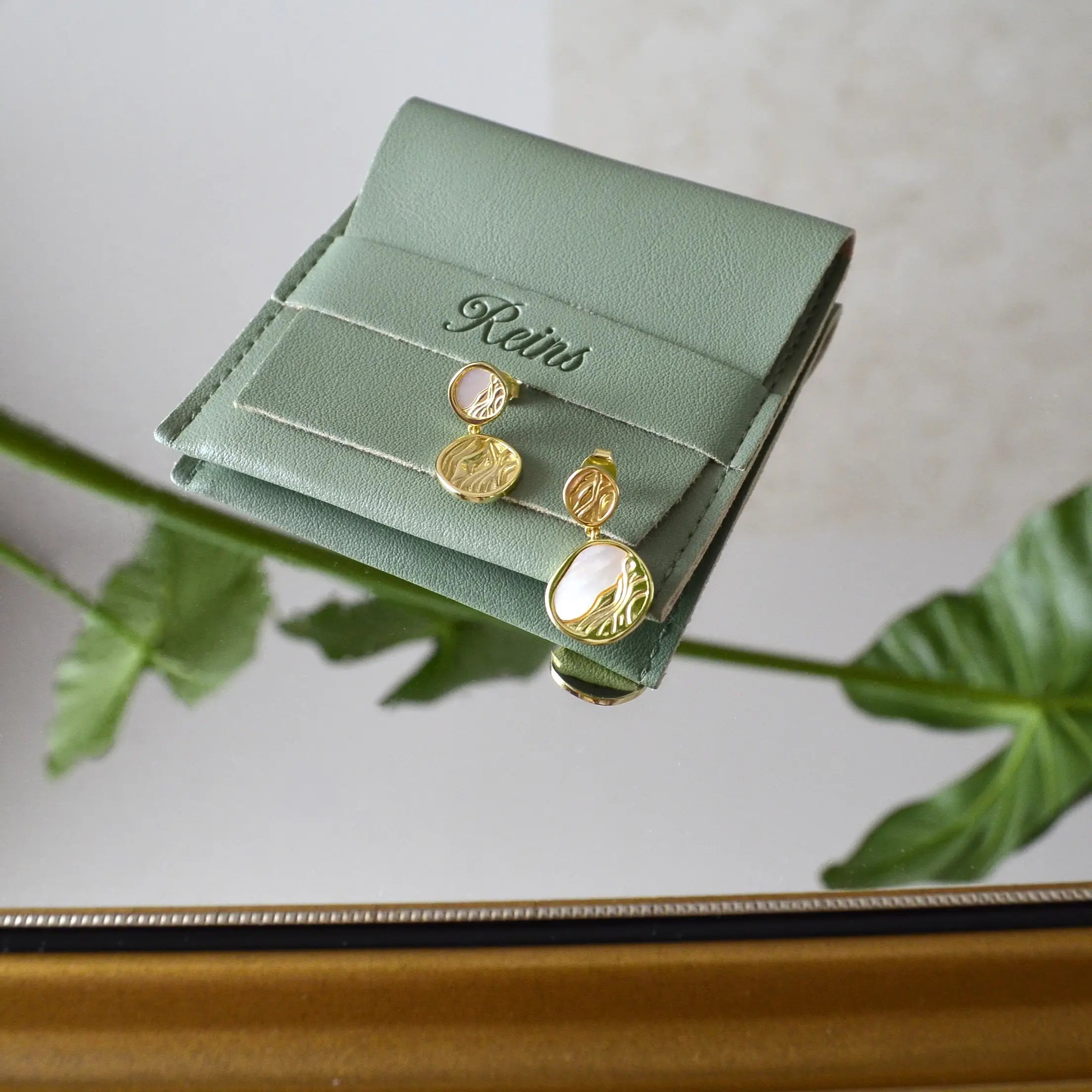 Cercei din Argint 925 - Waves cu Sidef, asimetrici- placat cu aur de 14k  si sistem de inchidere tip fluturas - 03R01-0043 cu vedere in detaliu 1