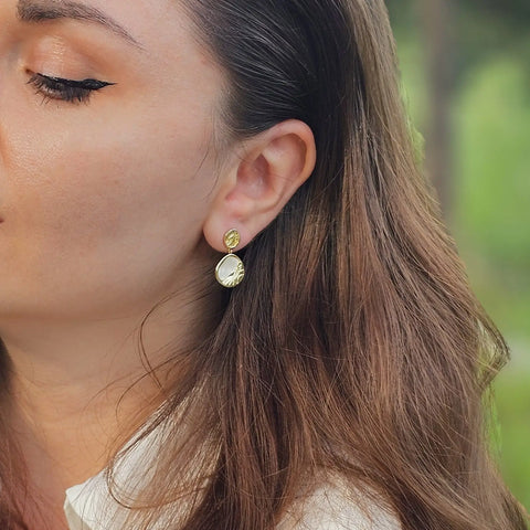 Cercei din Argint 925 - Waves cu Sidef, asimetrici- placat cu aur de 14k  si sistem de inchidere tip fluturas - 03R01-0043 cu vedere pe model 1