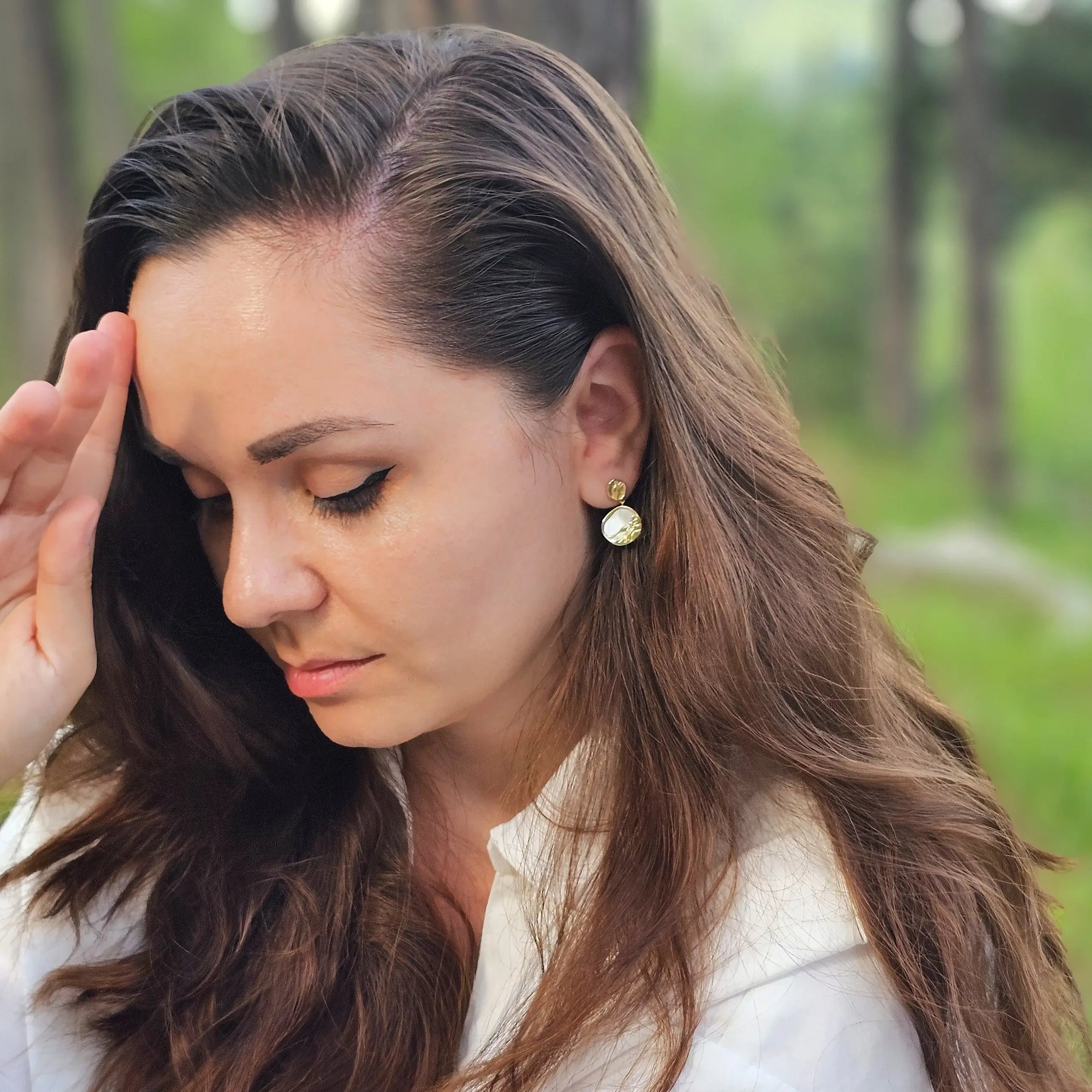 Cercei din Argint 925 - Waves cu Sidef, asimetrici- placat cu aur de 14k  si sistem de inchidere tip fluturas - 03R01-0043 cu vedere pe model